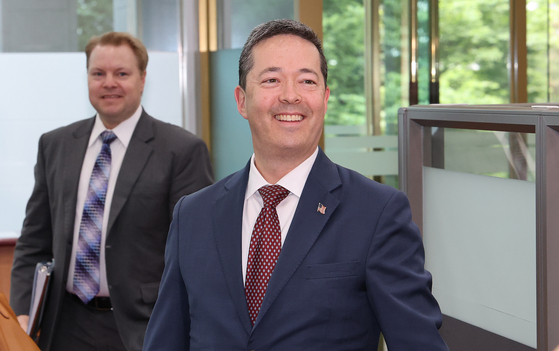 미국 국무부에서 동아태 차관보 대행 역할을 하는 션 오닐(Sean O’Neill) 동아태국 고위 관리(Senior Bureau Official)가 13일 서울 종로구 외교부 청사로 들어서고 있다. 뉴스1