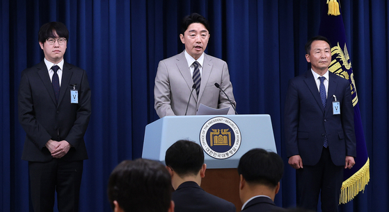 강훈식 대통령 비서실장이 15일 서울 용산구 대통령실에서 인선 관련 브리핑을 하고 있다. 왼쪽부터 하정우 AI미래기획수석, 강 비서실장, 김현종 국가안보실 1차장. 뉴스1