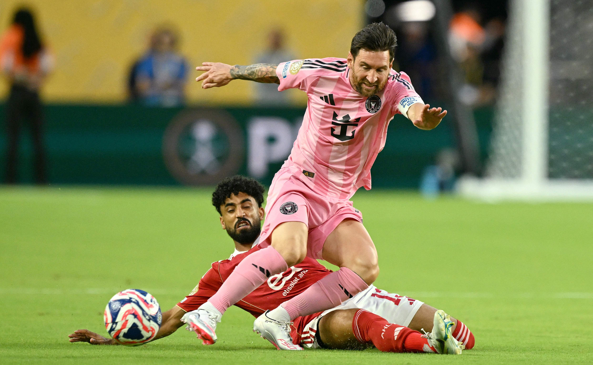 인터 마이애미의 리오넬 메시(가운데)가 15일 FIFA 클럽월드컵 조별리그 1차전 알 아흘리전에서 드리블을 하고 있다. [AFP=연합뉴스]