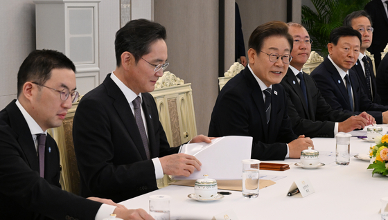 이재명 대통령이 13일 서울 용산 대통령실청사에서 열린 6경제단체와 기업인 간담회에서 발언하고 있다. (왼쪽부터)구광모 LG그룹 회장, 이재용 삼성전자 회장, 이 대통령, 정의선 현대자동차그룹 회장, 신동빈 롯데그룹 회장. 대통령실사진기자단/국민일보 김지훈