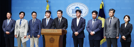 김병기 더불어민주당 신임 원내대표가 15일 오전 서울 여의도 국회 소통관에서 원내대표단 인선발표를 하고 있다. 왼쪽부터 문금주·김현정 대변인, 허영 정책수석, 문진석 운영수석, 김 원내대표, 박상혁 소통수석, 이기헌 비서실장, 김남근 민생부대표, 백승아 대변인. 뉴스1
