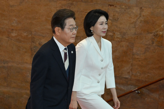 이재명 대통령과 영부인 김혜경 여사가 지난 4일 서울 여의도 국회 로텐더홀에서 열린 약식 취임식에 입장하고 있다. 임현동 기자