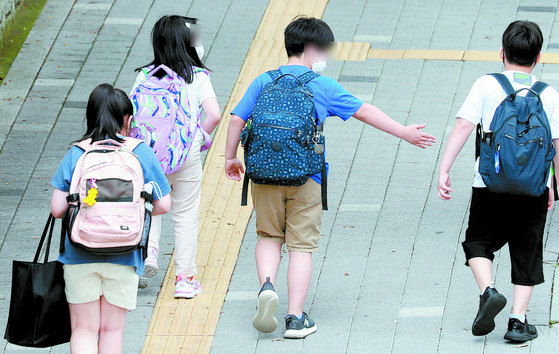 서울 강남구의 한 초등학교 앞에서 학생들이 하교하며 인사하고 있는 모습. 기사 내용과 직접적 연관은 없는 사진. 연합뉴스