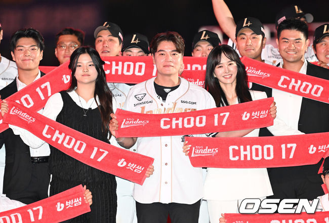 [OSEN=인천, 김성락 기자] 프로야구 롯데 자이언츠가 아슬아슬한 투수전을 잡아내고 3연승을 내달렸다.롯데는 14일 인천 SSG랜더스필드에서 열린 ‘2025 신한은행 SOL Bank KBO리그’ SSG 랜더스와의 경기에서 4-2로 승리했다.경기 종료 후 추신수의 은퇴식 행사가 진행됐다. SSG 추신수가 가족, 선수들과 함께 기념촬영을 하고 있다. 2025.06.14 / ksl0919@osen.co.kr