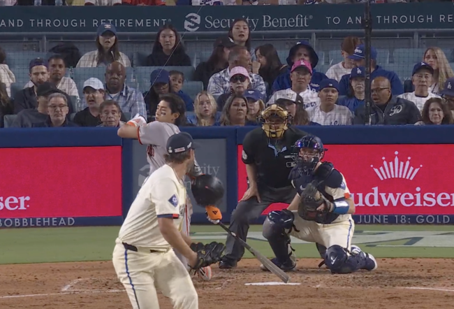 이정후가 6회 커쇼의 5구째 커브에 헬멧이 벗겨지며 헛스윙 삼진을 당하고 있다. /MLBTV 캡처