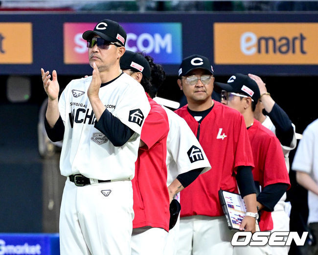 [OSEN=인천, 최규한 기자] 프로야구 SSG 랜더스가 짜릿한 1-0 승리로 3연패에서 탈출했다.SSG는 15일 인천 SSG랜더스필드에서 열린 ‘2025 신한은행 SOL Bank KBO리그’ 롯데 자이언츠와의 경기에서 1-0으로 승리했다. 이날 승리로 3연패를 끊으며 1승 1패로 롯데와의 주말 3연전을 마쳤다.경기를 마치고 승리한 SSG 이숭용 감독이 선수들을 맞이하며 박수를 보내고 있다. 2025.06.15 / dreamer@osen.co.kr