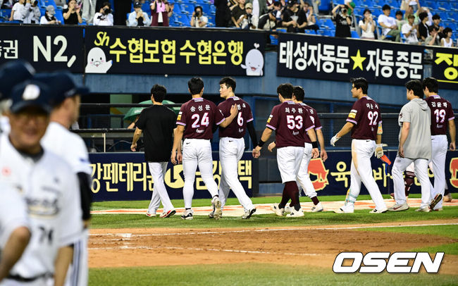 [OSEN=잠실, 조은정 기자]프로야구 두산 베어스가 ‘토종 에이스’ 곽빈의 시즌 첫 승 호투에 힘입어 2연승을 거뒀다.두산은 15일 서울 잠실구장에서 열리는 2025 신한 SOL Bank KBO리그 키움 히어로즈와의 홈경기를 3-2로 이겼다.5연패를 기록한 키움이 경기장을 빠져나가고 있다. 2025.06.15 /cej@osen.co.kr