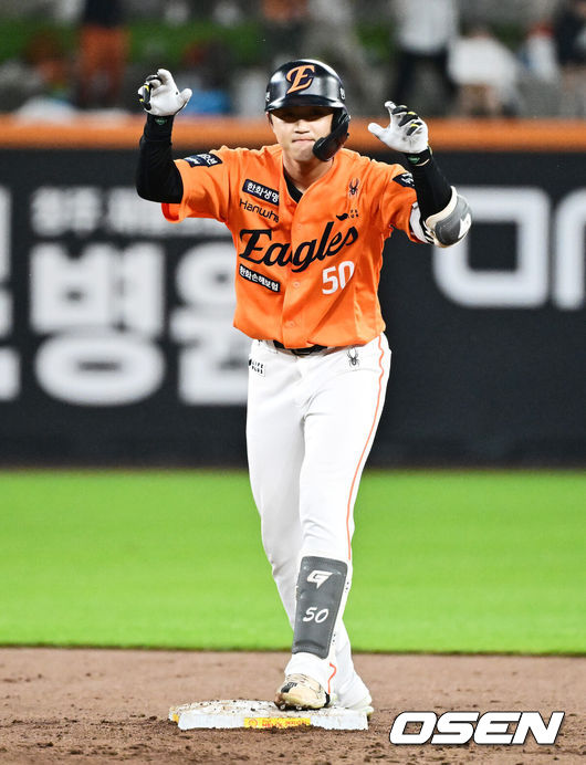 [OSEN=대전, 지형준 기자] 15일 대전 한화생명볼파크에서 2025 신한 SOL Bank KBO리그 한화 이글스와 LG 트윈스의 경기가 열렸다.이날 한화는 문동주, LG는 송승기를 선발로 내세웠다.5회말 2사 1,3루에서 한화 이원석이 1타점 적시타를 날리며 기뻐하고 있다. 2025.06.15 /jpnews@osen.co.kr