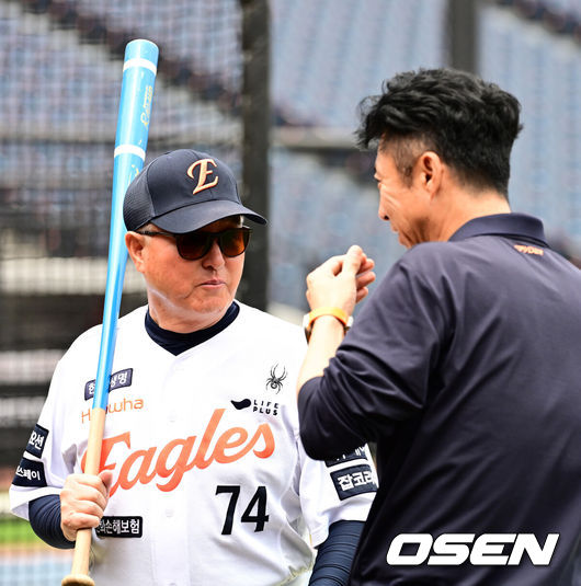 [OSEN=대전, 지형준 기자] 14일 대전 한화생명볼파크에서 2025 신한 SOL Bank KBO리그 한화 이글스와 LG 트윈스의 경기가 열렸다.LG가 40승 26패 1무(승률 .606)로 1위, 한화는 40승 27패(승률 .597)로 2위다. 0.5경기 차이다. 경기 결과에 따라 1위가 바뀔 수도 있다.이날 한화는 폰세, LG는 임찬규를 선발로 내세웠다.한화 손혁 단장과 김경문 감독이 이야기를 나누고 있다. 2025.06.14 /jpnews@osen.co.kr