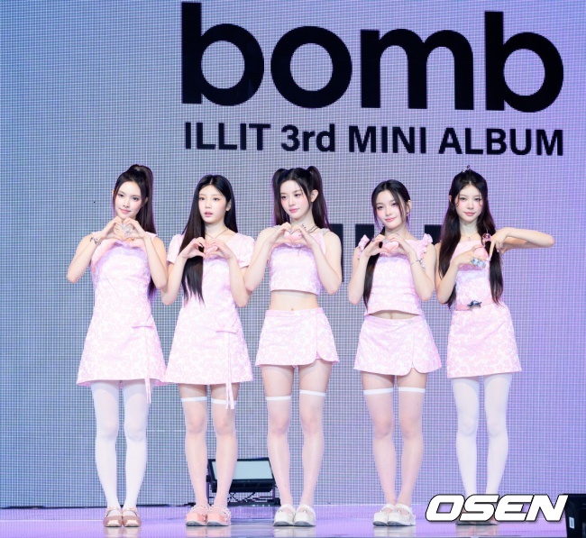 [OSEN=이대선 기자] 16일 오후 서울 광진구 예스24 라이브홀에서 그룹 아일릿(ILLIT) 미니 3집 ‘bomb’ 쇼케이스가 열렸다.  'bomb'은 '나'의 감정에 충실했던 지난 두 앨범에서 더 나아가 '너'와의 본격적인 상호작용이 시작되는 앨범이다.  아일릿은 미니 3집에서 마법 소녀로 변신해 무한 긍정 에너지를 전한다.  아일릿이 포토타임을 가지고 있다. 2025.06.16 /sunday@osen.co.kr