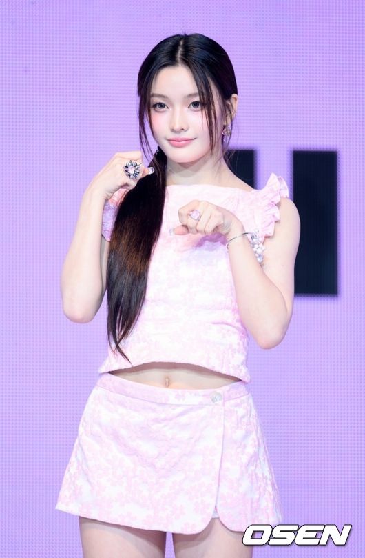 [OSEN=이대선 기자] 16일 오후 서울 광진구 예스24 라이브홀에서 그룹 아일릿(ILLIT) 미니 3집 ‘bomb’ 쇼케이스가 열렸다.  'bomb'은 '나'의 감정에 충실했던 지난 두 앨범에서 더 나아가 '너'와의 본격적인 상호작용이 시작되는 앨범이다.  아일릿은 미니 3집에서 마법 소녀로 변신해 무한 긍정 에너지를 전한다.  아일릿이 포토타임을 가지고 있다. 2025.06.16 /sunday@osen.co.kr