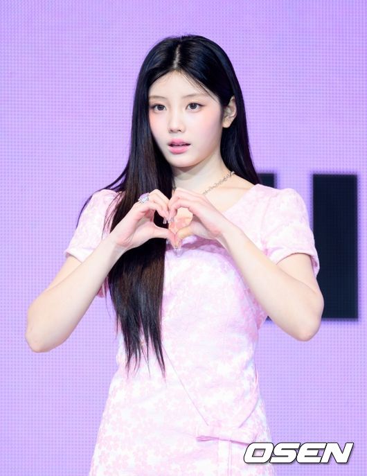 [OSEN=이대선 기자] 16일 오후 서울 광진구 예스24 라이브홀에서 그룹 아일릿(ILLIT) 미니 3집 ‘bomb’ 쇼케이스가 열렸다.  'bomb'은 '나'의 감정에 충실했던 지난 두 앨범에서 더 나아가 '너'와의 본격적인 상호작용이 시작되는 앨범이다.  아일릿은 미니 3집에서 마법 소녀로 변신해 무한 긍정 에너지를 전한다.  아일릿이 포토타임을 가지고 있다. 2025.06.16 /sunday@osen.co.kr