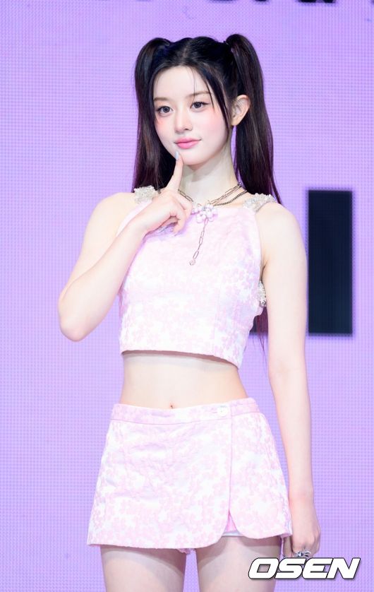 [OSEN=이대선 기자] 16일 오후 서울 광진구 예스24 라이브홀에서 그룹 아일릿(ILLIT) 미니 3집 ‘bomb’ 쇼케이스가 열렸다.  'bomb'은 '나'의 감정에 충실했던 지난 두 앨범에서 더 나아가 '너'와의 본격적인 상호작용이 시작되는 앨범이다.  아일릿은 미니 3집에서 마법 소녀로 변신해 무한 긍정 에너지를 전한다.  아일릿이 포토타임을 가지고 있다. 2025.06.16 /sunday@osen.co.kr