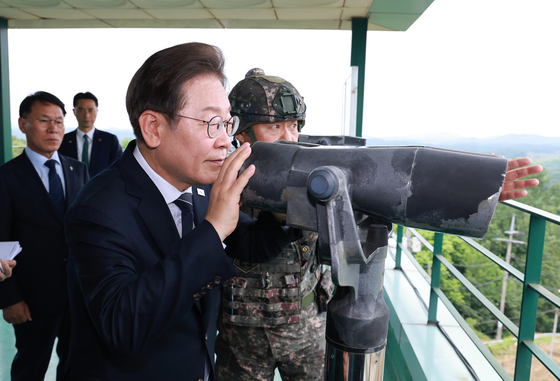 이재명 대통령이 13일 경기도 연천군 육군 25사단 비룡전망대에서 망원경으로 북측 지역을 보고 있다. 연합