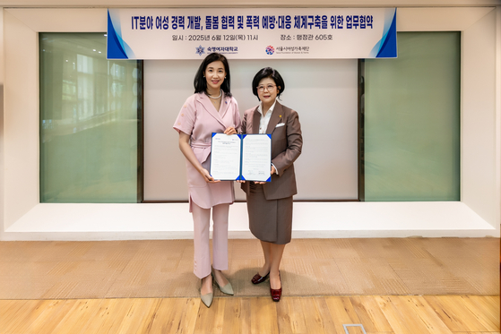 6월 12일(목) 숙명여대-서울시여성가족재단 업무협약식에서 문시연 숙명여대 총장(오른쪽)과 박정숙 서울시여성가족재단 대표이사가 기념 촬영을 하고 있다.