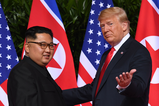 2018년 6월 12일 도널드 트럼프 미국 대통령(오른쪽)과 김정은 북한 국무위원장이 싱가포르 센토사섬에 위치한 카펠라 호텔에서 만나 포즈를 취하고 있다. AFP=연합뉴스