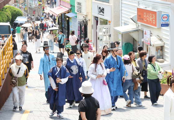 지난 5월 26일 부산 사하구 감천마을에 외국인 관광객들로 붐비고 있다. 연합뉴스