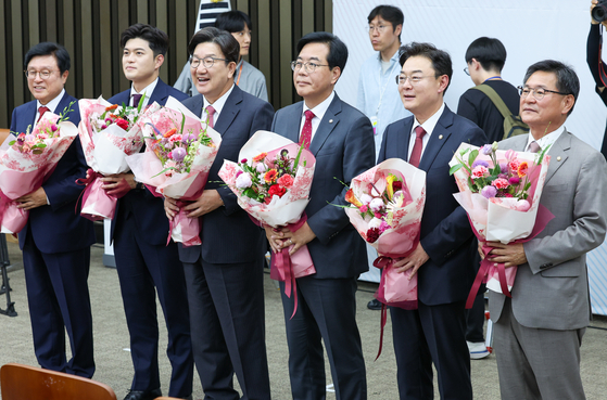 국민의힘 신임 원내대표로 선출된 송언석 의원이 16일 오후 서울 여의도 국회에서 열린 의원총회에서 꽃다발을 들고 있다. 왼쪽부터 박형수 당 선관위원장, 김용태 비대위원장, 권성동 전 원내대표, 송 신임 원내대표, 김성원 후보, 이헌승 후보.뉴스1