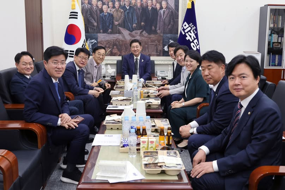 김병기 원내대표가 16일 지도부 인사와 오찬을 나누고 있다. 왼쪽(김윤덕, 임호선, 허영, 박상혁 의원) 오른쪽(문진석, 황명선, 박지혜, 이기헌, 김현정 의원). 김병기 페이스북