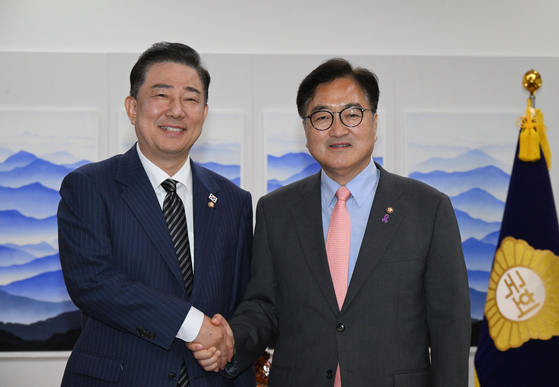 김병기 당대표 직무대행 겸 원내대표가 16일 서울 여의도 국회에서 우원식 국회의장을 예방해 기념촬영을 하고 있다. 임현동 기자
