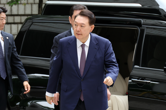 윤석열 전 대통령이 16일 오전 서울 서초구 중앙지방법원에서 열린 내란 우두머리 혐의, 집권남용 권리행사방해 혐의 사건 7차 공판을 받기 위해 법원으로 들어오고 있다. 사진공동취재단