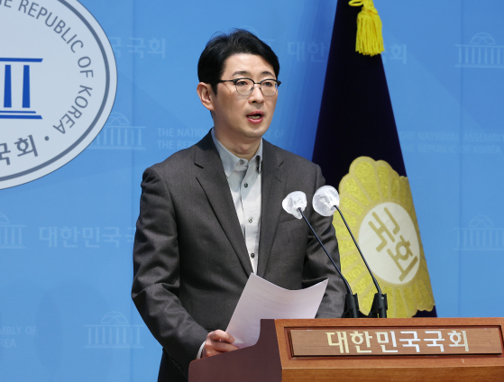 국민의힘 법률자문위원장인 주진우 의원이 1월 16일 국회 소통관에서 '더불어민주당 카톡 검열 고발' 관련 기자회견을 하고 있다. 연합뉴스