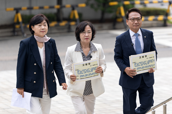 추미애 더불어민주당 내란진상조사단장, 서영교 의원, 박선원 간사가 16일 오전 서울 서초구 대검찰청에서 김용현 전 국방부 장관, 여인형 전 국군방첩사령관, 이진우 전 육군 수도방위사령관, 문상호 전 육군 정보사령관, 노상원 전 국군 정보사령관 등을 내란예비음모, 헌정질서 전복음모, 불법군사조직 구성, 정치사찰 및 살인예비 등 중대 범죄로 고발장을 접수하기 위해 발걸음을 옮기고 있다. 뉴스1