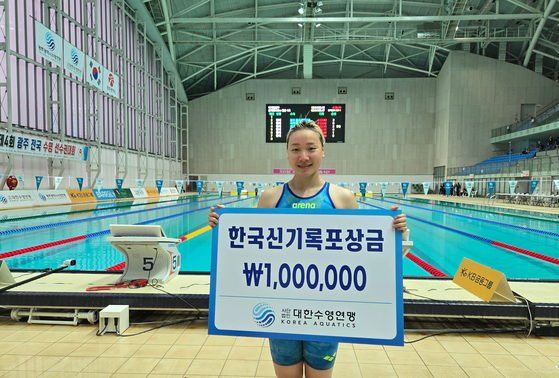 수영 이은지, 여자 배영 100ｍ 한국 신기록   (서울=연합뉴스) 한국 여자배영 간판선수인 이은지가 지난 15일 광주 남부대학교 시립 국제수영장에서 열린 제4회 광주 전국수영선수권대회 여자 일반부 혼계영 400ｍ 결승에서 배영 구간을 59초56에 주파해 한국 신기록을 수립했다. 사진은 신기록 달성 후 기념촬영하는 이은지. 2025.6.16 [대한수영연맹 제공. 재판매 및 DB 금지]   photo@yna.co.kr (끝)  〈저작권자(c) 연합뉴스, 무단 전재-재배포, AI 학습 및 활용 금지〉