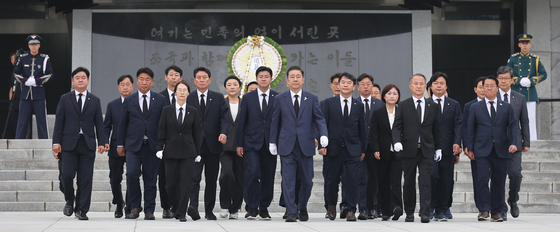 김병기 더불어민주당 신임 원내대표(가운데)와 원내지도부가 16일 오전 서울 동작구 국립서울현충원을 찾아 참배한 후 이동하고 있다. 임현동 기자