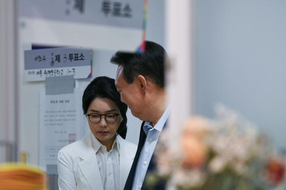 윤석열 전 대통령과 부인 김건희 여사가 제21대 대통령선거 투표일인 지난 3일 오전 서울 서초구 서초동 원명초등학교 투표소에서 투표를 위해 대기하고 있다. 장진영 기자