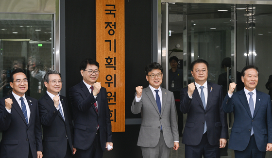 이한주(왼쪽 세 번째) 국정기획위원장과 국정기획위원회 진성준, 김용범, 방기선 부위원장 등 참석자들이 16일 서울 종로구 정부서울청사 창성동 별관에서 열린 국정기획위원회 현판식에서 현판 제막을 마친 후 기념촬영을 하고 있다.
