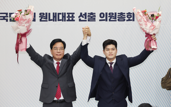 국민의힘 신임 원내대표로 선출된 송언석 의원(왼쪽)이 16일 국회에서 김용태 비상대책위원장과 손을 맞잡고 기념촬영을 하고 있다. 임현동 기자