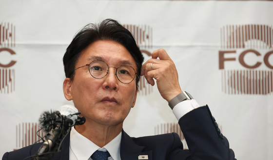 김민석 국무총리 후보자가 17일 오후 서울 중구 프레스센터에서 열린 외신기자간담회에서 질문을 듣고 있다. 뉴스1