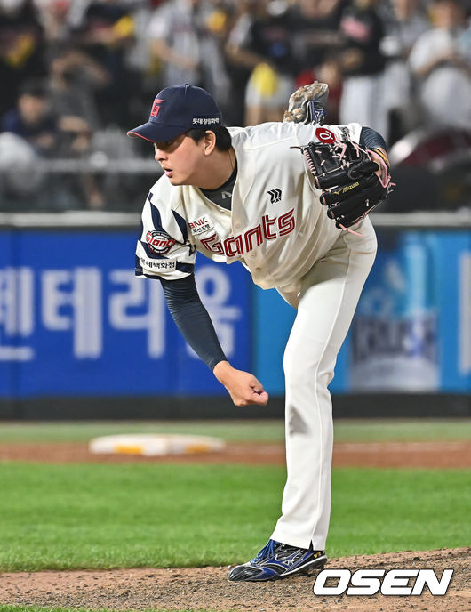 [OSEN=부산, 이석우 기자] 21일 부산 사직야구장에서 2025 신한 SOL 뱅크 KBO 리그 롯데 자이언츠와 LG 트윈스의 경기가 열렸다. 홈팀 롯데는 나균안이, 방문팀 LG는 임찬규가 선발 출전했다.롯데 자이언츠 김원중이 역투하고 있다. 2025.05.21 / foto0307@osen.co.kr