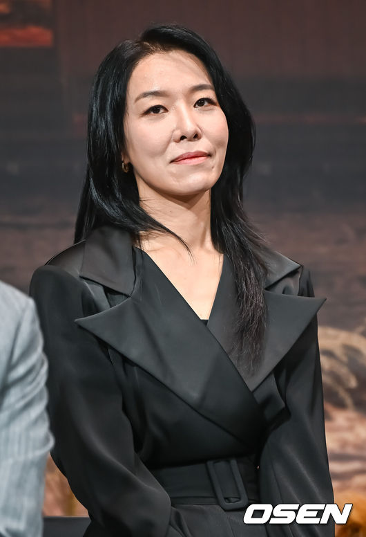 [OSEN=박준형 기자] 19일 서울 중구 앰버서더 서울 풀만 호텔에서 넷플릭스 시리즈 '도적: 칼의 소리' 제작발표회가 진행됐다.'도적: 칼의 소리'는 1920년 중국의 땅, 일본의 돈, 조선의 사람이 모여든 무법천지의 땅 간도에서 소중한 사람들과 삶의 터전을 지키기 위해 하나 된 이들이 벌이는 과정을 다룬 액션 활극이다.배우 차청화가 질문을 듣고 있다.  2023.09.19 / soul1014@osen.co.kr