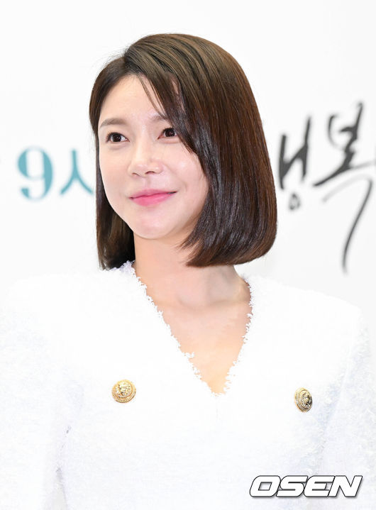 [OSEN=조은정 기자]31일 오후 서울 마포구 스탠포드 호텔에서 ENA 새 수목드라마 ‘행복배틀’ 제작발표회가 열렸다.이엘, 진서연, 차예련, 박효주, 우정원이 출연하는 ‘행복배틀’은 SNS에서 행복을 겨루던 상류층 엄마의 죽음에 대한 진실을 찾아가는 스릴러 드라마다.배우 차예련이 포즈를 취하고 있다.  2023.05.31 /cej@osen.co.kr