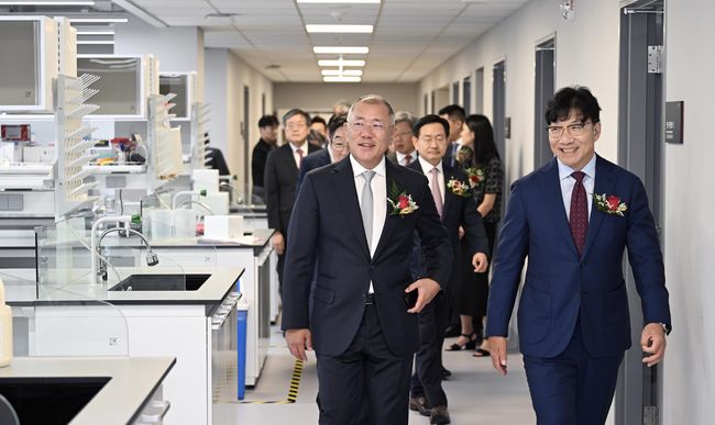 정의선 현대차그룹 회장(사진 왼쪽)과 김재호 고려중앙학원 이사장(사진 오른쪽) 등 참석자들이 정몽구 미래의학관의 백신 개발 연구 시설을 둘러보고 있다. 