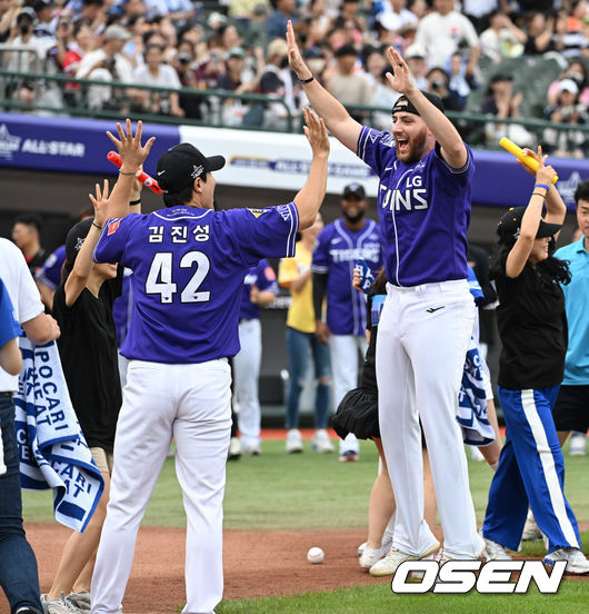 [OSEN=부산, 이대선 기자] 15일 오후 부산 사직야구장에서 2023 신한은행 SOL KBO 올스타전이 열렸다.LG 오스틴이 썸머레이스에서 승리 후 기뻐하고 있다. 2023.07.15 /sunday@osen.co.kr