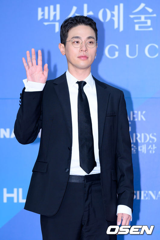 [OSEN=이대선 기자] 5일 오후 서울 강남구 코엑스 D홀에서 ‘제61회 백상예술대상 with 구찌’ 레드카펫 행사가 열렸다.방송·영화·연극을 아우르는 국내 유일무이 종합 예술 시상식 ‘제61회 백상예술대상 with 구찌’는 JTBC·JTBC2·JTBC4에서 동시 생중계, 프리즘·네이버TV·치지직에서 디지털 생중계된다.배우 박정민이 레드카펫을 밟고 있다. 2025.05.05 /sunday@osen.co.kr