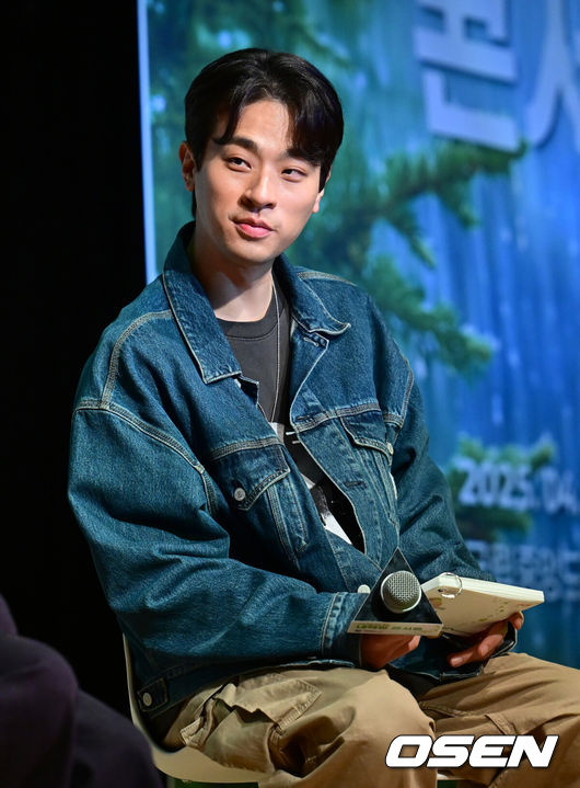 [OSEN=김성락 기자] 17일 오후 서울 서초구 국립중앙도서관 국제회의장에서 북콘서트 ‘내가 책을 읽는 방법-내책방 콘서트’ 행사가 열렸다. 이번 행사는 북토크, 음악 공연, 이벤트 등 다양한 프로그램으로 진행, 북토크에는 김금희 작가와 출판사 대표 배우 박정민이 대담자로 참석했다. 배우 박정민이 행사에 참석하고 있다. 2025.04.17 / ksl0919@osen.co.kr
