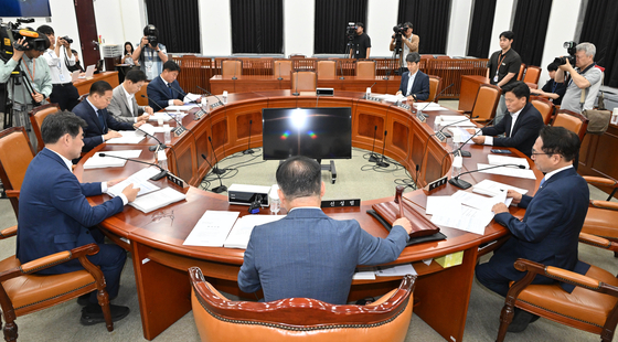 신성범 국회 정보위원장이 12일 오전 서울 여의도 국회에서 열린 정보위원회 전체회의에서 이종석 국가정보원장 후보자 인사청문요청안을 상정하고 있다.뉴스1