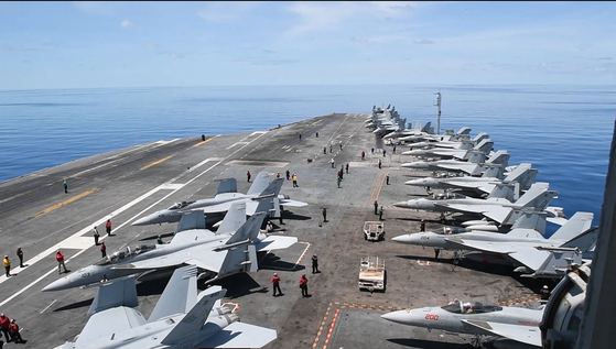 지난달 28일 남중국해에서 작전을 수행하고 있는 미 항공모함 USS 니미츠함(CVN 68). 니미츠함는 이스라엘과 이란이 전투를 벌이는 가운데 당초 계획했던 베트남을 떠나 중동을 향하고 있다. AFP=연합뉴스