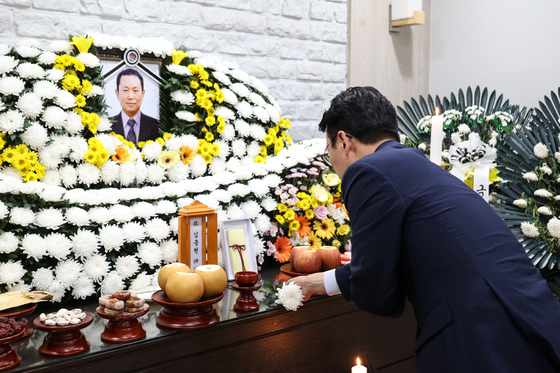 김민석 국무총리 후보자가 16일 충남 태안군보건의료원에 마련된 태안화력발전소 사망 사고 고(故) 김충현 씨 빈소를 찾아 조문하고 있다. 국무총리 후보자 인사청문준비단 제공.