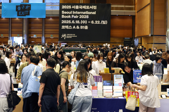 지난해 서울 코엑스에서 열린 2024 서울국제도서전에는 관람객 15만 명이 참여했다. 당시 현장에 2025 서울국제도서전 일정을 안내하는 문구가 걸려 있는 모습. [뉴시스]
