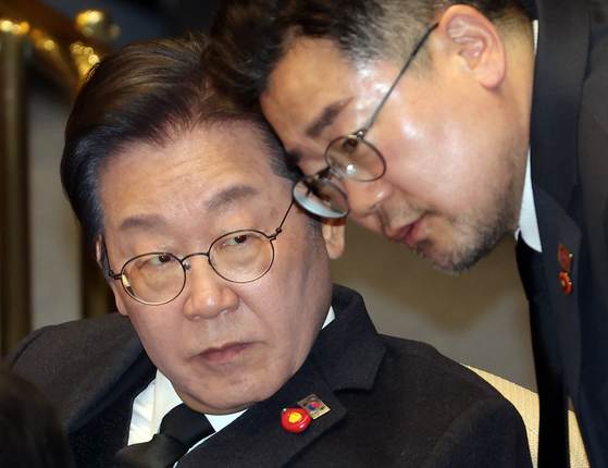 이재명 대통령이 더불어민주당 대표 시절인 지난 4월 3일 국회 본회의에서 박찬대 당시 원내대표와 대화하고 있다. 연합뉴스