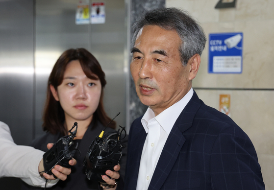 답변하는 민중기 특검 (서울=연합뉴스) 서명곤 기자 = 윤석열 전 대통령의 부인 김건희 여사 의혹을 수사할 민중기 특별검사가 16일 서울 서초구 사무실 앞에서 취재진의 질문에 답하고 있다.. 2025.6.16 seephoto@yna.co.kr (끝) 〈저작권자(c) 연합뉴스, 무단 전재-재배포, AI 학습 및 활용 금지〉