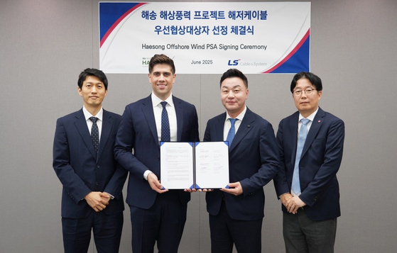 17일 LS용산타워에서 ‘해송 해상풍력 프로젝트’ 해저케이블 우선협상공급합의서(PSA) 체결식이 열렸다. 왼쪽부터 권지안 ㈜해송해상풍력발전 공급망전략담당(상무)과 조나단 스핑크 COP코리아 대표, 박승기 LS전선 에너지국내영업부문장(상무), 이성우 LS전선 에너지국내영업2팀장이 기념촬영을 하고 있다. LS전선 제공