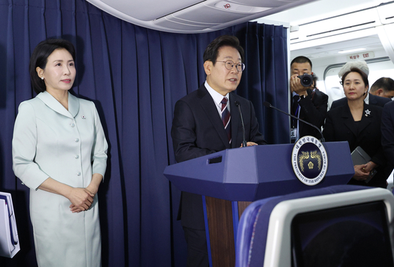 이재명 대통령이 16일(현지시간) 주요 7개국(G7) 정상회의 참석을 위해 캐나다 앨버타주 캘거리로 향하며 공군 1호기에서 김혜경 여사와 함께 기자간담회에 참석해 발언하고 있다. 대통령실사진기자단