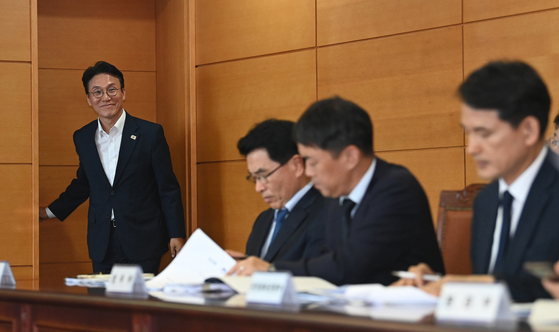 김민석 국무총리 후보자가 17일 오전 서울 종로구 통의동 금융감독연수원에 마련된 청문회 준비단 사무실에서 열린 사회분야 부처 업무보고에 참석하고 있다.뉴스1