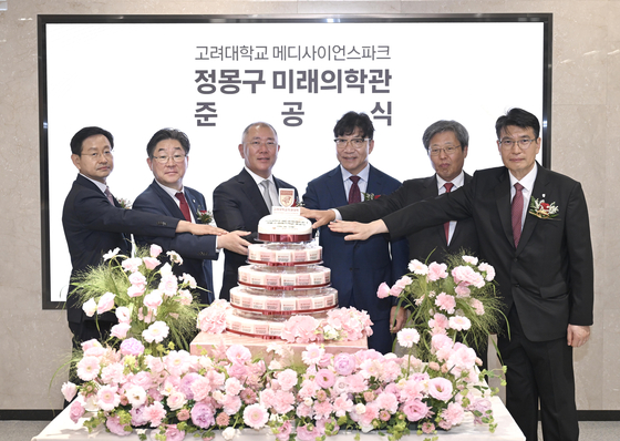 지난 16일 서울 성북구 고려대학교 의료원 메디사이언스파크에서 열린 '정몽구 미래의학관' 준공식에서 정의선 현대차그룹 회장(왼쪽 세 번째)이 참석자들과 기념 촬영하고 있다. 연합뉴스
